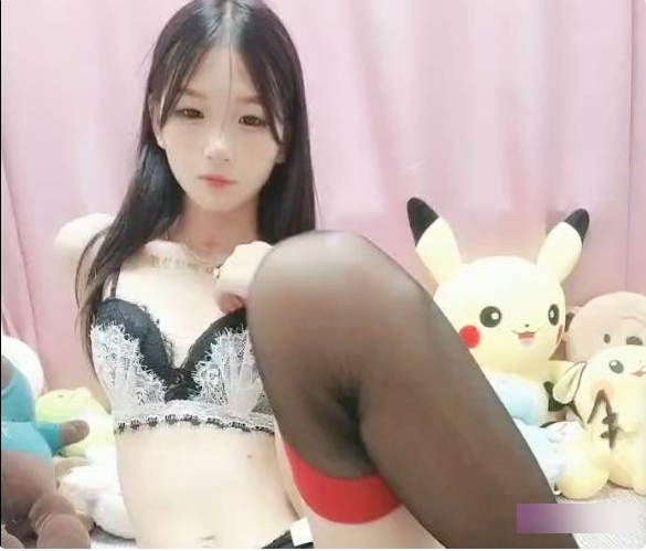 Twitter绝色美女《Carti》模特半筒黑丝手指舞