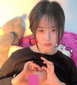 惊现-喜欢比心的巨兔小姐姐