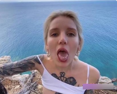 P站顶级辣妹（Red_fox）一丝不挂的户外接拍【30g】