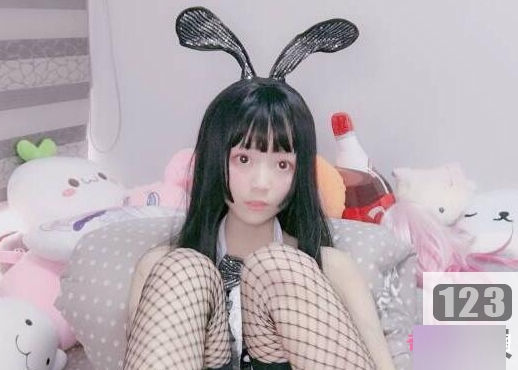 微密甜妹（小奈奈）白衬衫渔网袜出镜，白皙美腿引人入胜