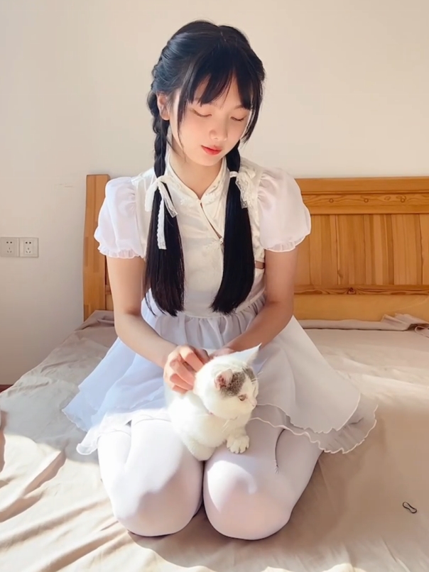 稚乖画册-夜夜嬉戏-80D白丝美腿-百度盘