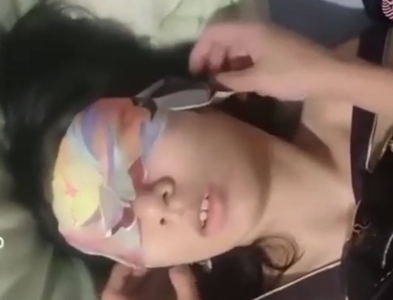 可爱妹子自行打包三人游视频，真实mi+jian灌醉无屏障爆撩1V视频