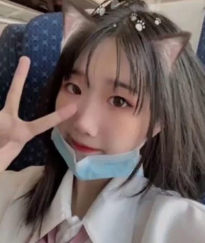 可爱妹子自行打包三人游视频，真实mi+jian灌醉无屏障爆撩1V视频