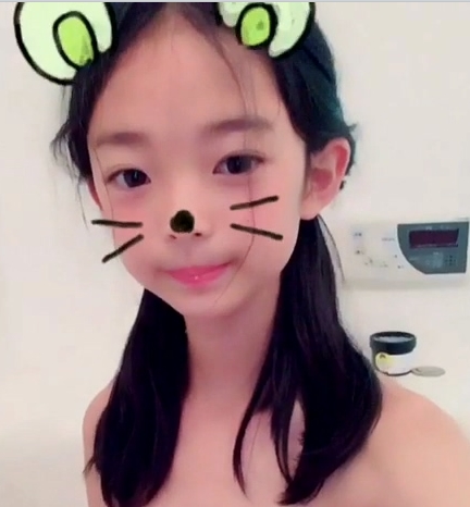 火辣身材的妹子喜欢玩弄道具展示自己性感躯体的视频，1V+1g资源百度盘分享