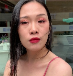 美女穿着吊带紧身裤展示长腿，视频分享9V高清画质，可在线观看或下载至百度云