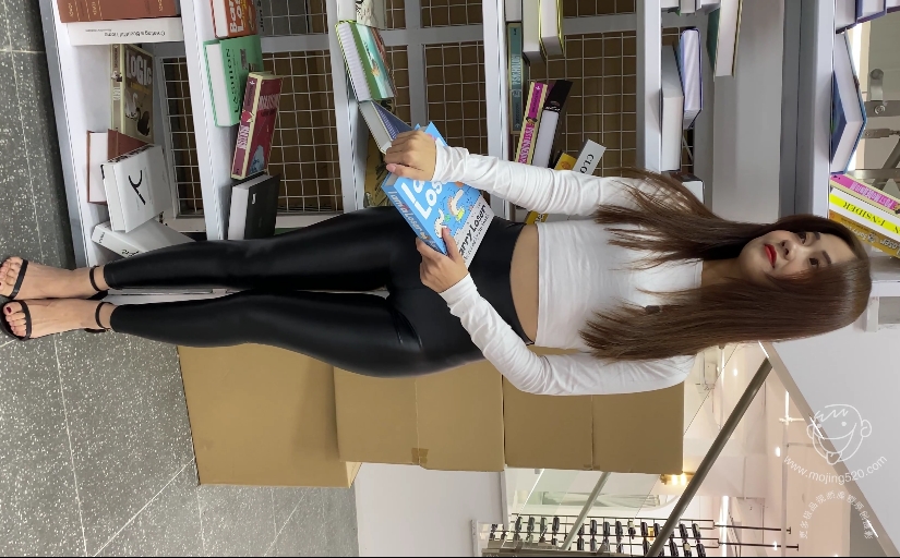 高跟皮裤长腿翘臀美女视频