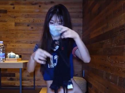 Cola酱:清纯反差女神自拍视频,黑丝网连体衣展现火爆身材
