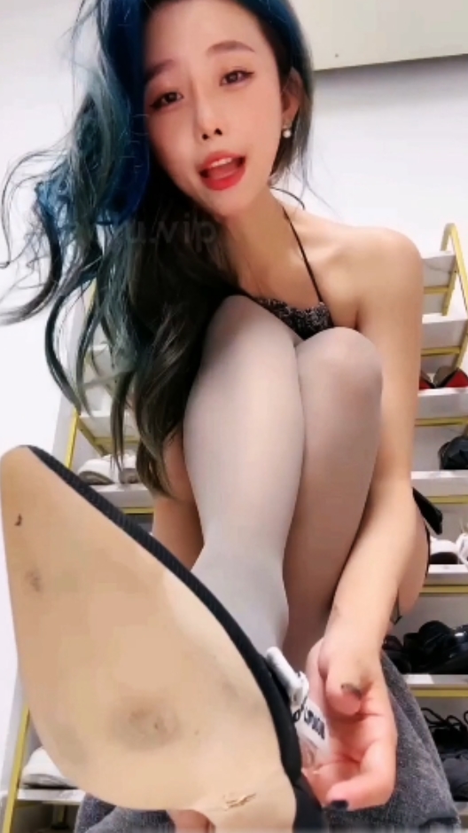 丝袜高跟挑战：全程指令视频大小适中