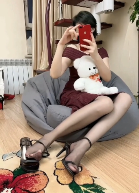 丝袜高跟挑战：全程指令视频大小适中