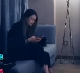 修身黑色连衣裙，适合在酒店约会时穿着