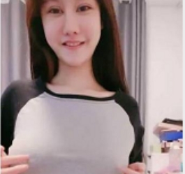 绝色女神：指代一个非常美丽、令人惊叹的女性形象耶耶奶：可能是一个特定品牌的奶制品，具体信息不明确魔鬼身材：指代一个非常性感、引人注目的身材大长腿：指代一个拥有非常长、修长的腿部的人根据以上信息，可能的标题可以是：-迷人绝色女神展现魔鬼身材与大长腿-令人惊叹的绝色女神拥有完美的魔鬼身材和长腿-美轮美奂的绝色女神展示迷人的身材和长腿-魅力四溢的绝色女神展现完美身材和修长腿部