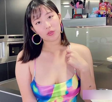 留学生欧祖儿穿高跟鞋和长裙在厨房与男同学激烈战斗