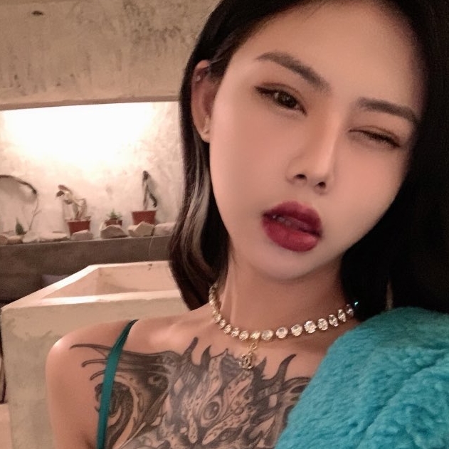 魅魔纹身大罩杯美女白鹿32P作品集13MB，性感内衣自拍，美腿丝袜全方位展示