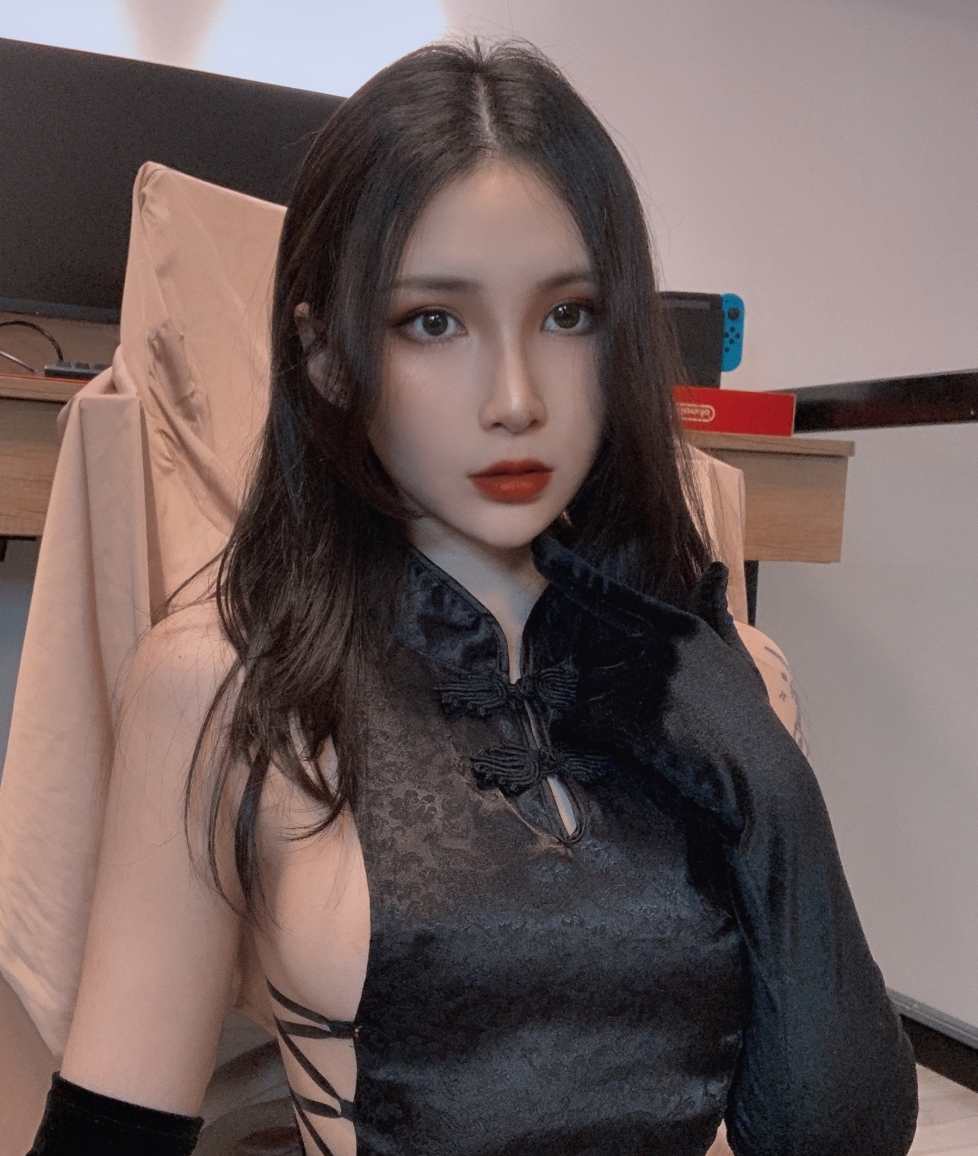 Vams子推特散图合集：黑色旗袍、兔女郎、蛇皮泳装，总大小7.08GB