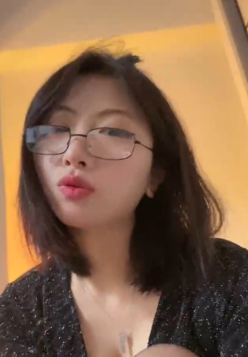 迷人魅力！美知瑠香水黑丝脚1v视频，335MB大小