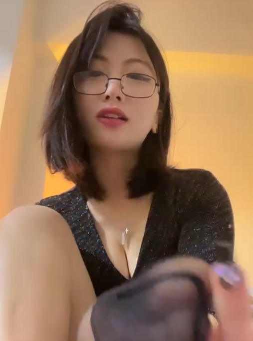 迷人魅力！美知瑠香水黑丝脚1v视频，335MB大小