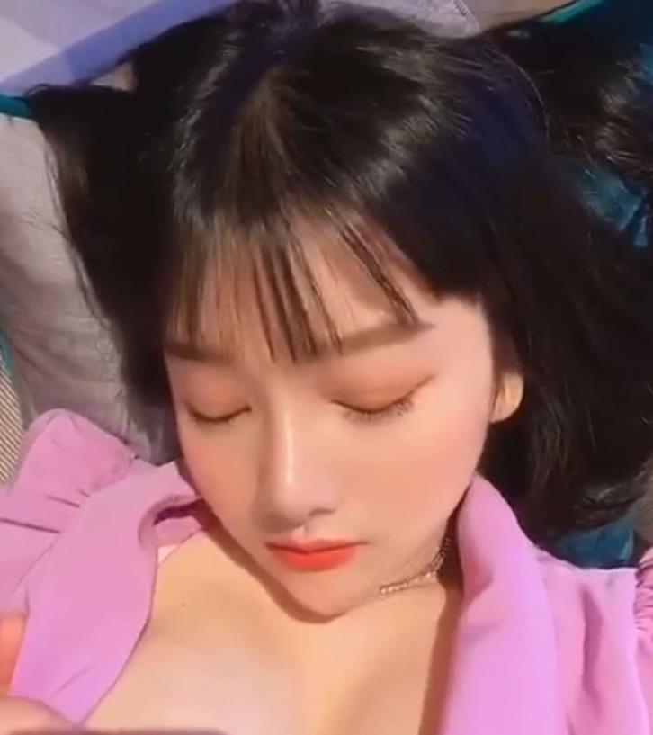 一次动作都引发了人们的关注。想要下载观看她的最新作品吗？快来一探究竟吧！