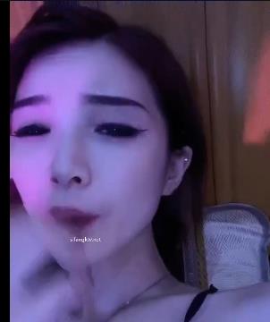 抖音网红女神小蔡：榜上大哥撞击，精选小妖精，直播幸福身材，下载立享