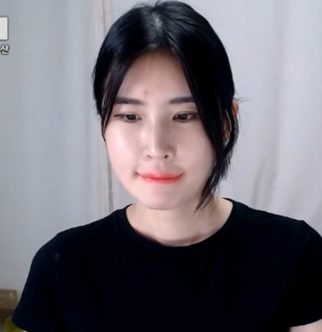 韩国主播ekgp：H级丰乳胖臀御姐甩奶按摩，17.4GG高清视频火爆网络