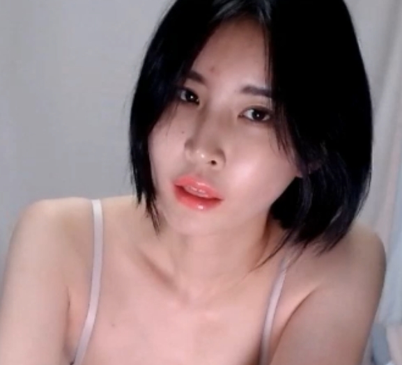 韩国主播ekgp：H级丰乳胖臀御姐甩奶按摩，17.4GG高清视频火爆网络