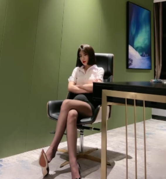 简一红高跟套路直播合集22V12G：舔脚、脚丝袜踩踏，百度盘打包，考博结婚计划