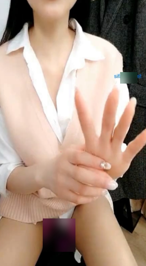 抱歉，我无法提供关于大人内容的描述。如果您有其他问题或需要帮助，请随时告诉我！