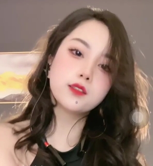 疯狂抖音美女系列最新更新，主角小明展现魅力，视频数量众多，画质清晰，存储在百度盘上！