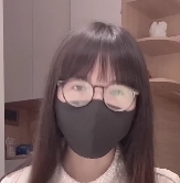 眼镜妹子直播自我安慰：神秘行为引发热议