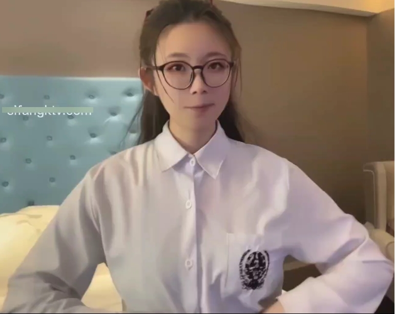 眼镜女仆妹子司雨私拍：多彩形象展现