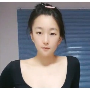 引起了一些关于电影评价的讨论。通过她的视频，观众可以看到她对各种话题的独特见解，也能够感受到她对生活的热爱和对知识的渴求。如果你也对学习和生活感兴趣，不妨来关注一下这位十柒学姐的视频吧！