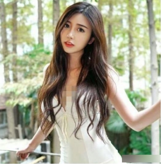 众可以一窥她的独特魅力和风格，同时也能感受到她对生活的热爱和态度。快来欣赏这位轻熟少女《萌汁》的作品吧！