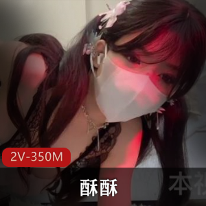 黑丝小女仆自拍秀，颜值身材全靠道具，棒棒糖口罩观看不容错过