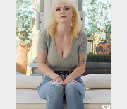 CarrieSage：欧美童颜大罩杯女星合集，5部MV总计9.4G，34E身段天然肤色黑白视频资源