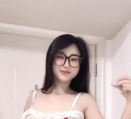 粉主播白咩咩定制舞视频：活力给力，惊喜元素