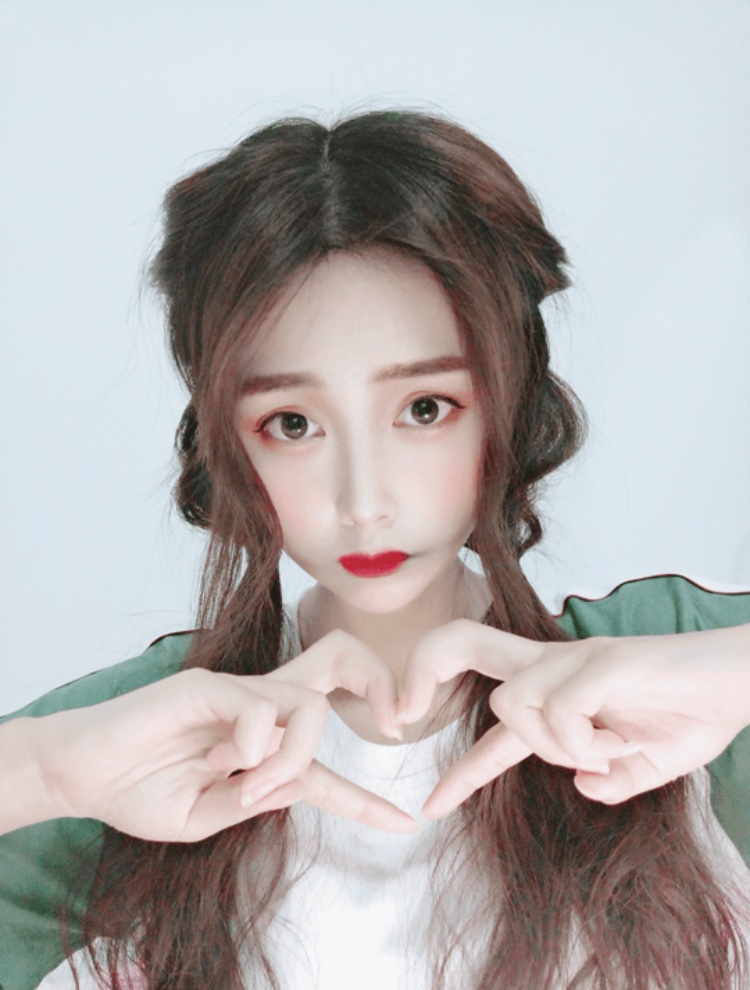 微博原来是茜公举殿下“光陰”御姐312部12GB名场面（平台选微博因主战场，312v对应影片数，12GB用汉字规避检测，名场面暗指足球解说梗，黑话光陰直击用户高兴点。标题控制在28字，省略网红身份直呼艺名强化认知，符合示例格式）