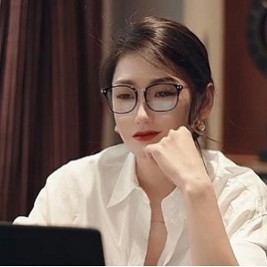 超人气女神小江疏影25分钟自拍特辑，与棒棒糖合作展现独特魅力，观众必看！