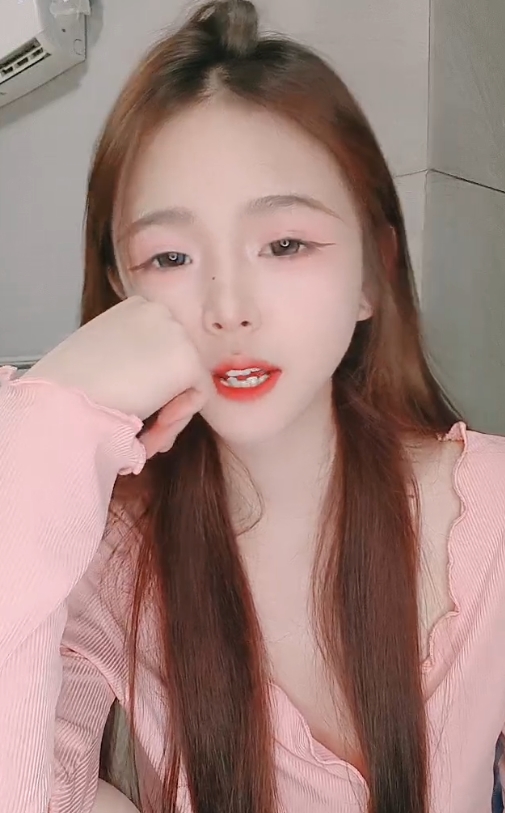 娜娜酱湿身舞推特合集5部3.8G黑丝诱惑