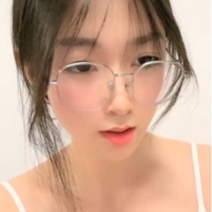 乐园00后眼镜妹清纯视频1V1090M太顶了