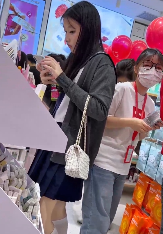 街拍KFC抄底绝密合集14V1.08G