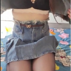 小柔私拍黑丝美腿1部220M忍不住多看几眼